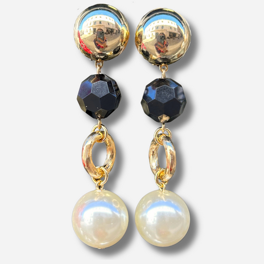 Boucles d'oreilles à clips Anastatia Perles Noir Francine Bramli Paris avec bouton rond doré effet miroir, perle noire facettée, anneau ovale doré et grande perle nacrée ivoire – Divinity Sète.