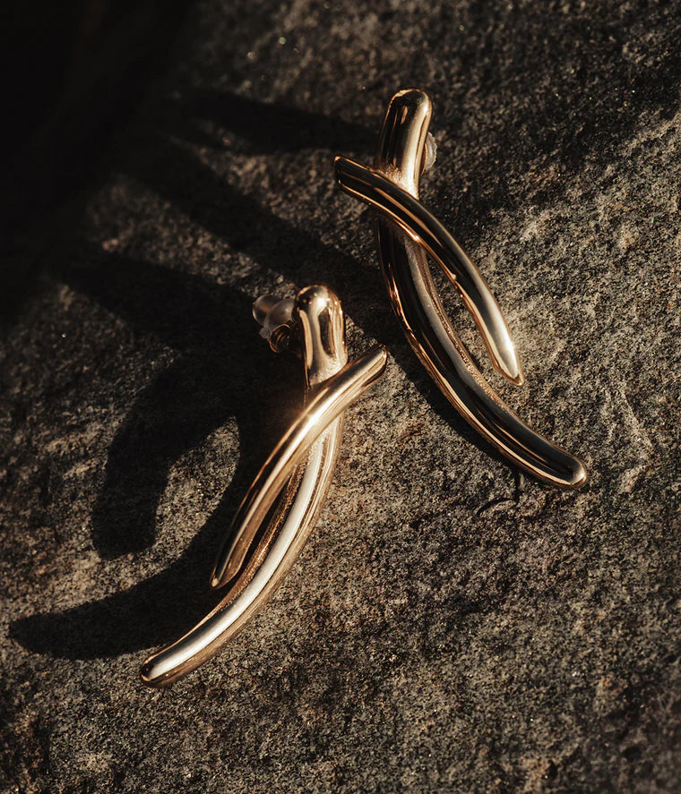 Boucles d’oreilles Apion ZAG en acier inoxydable doré au design croisé et graphique