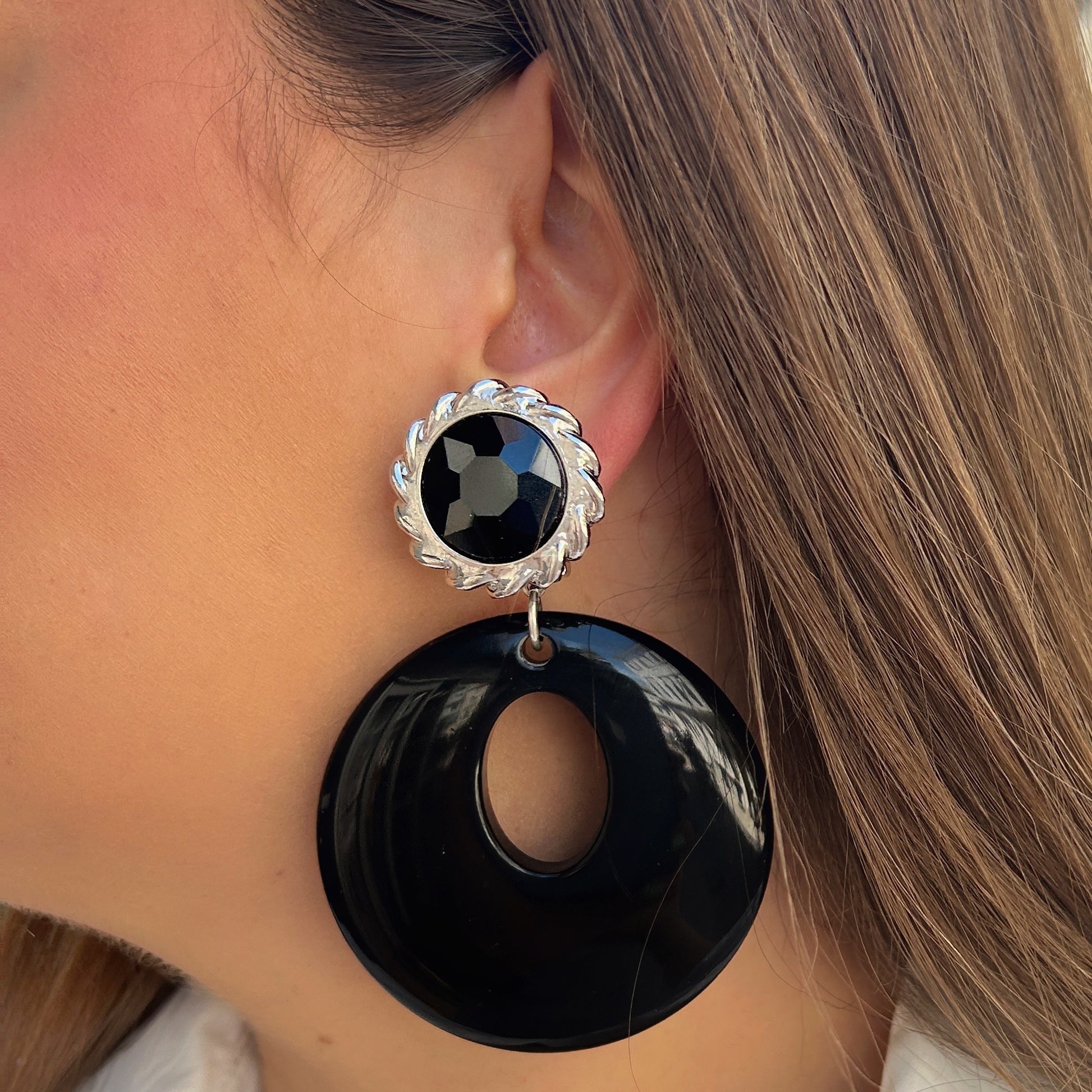 Boucles d’oreilles Arnica Noir Francine Bramli Paris avec cristal noir facetté et anneau en résine noire