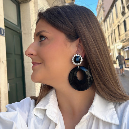 Boucles d’oreilles Arnica Noir Francine Bramli Paris avec cristal noir facetté et anneau en résine noire