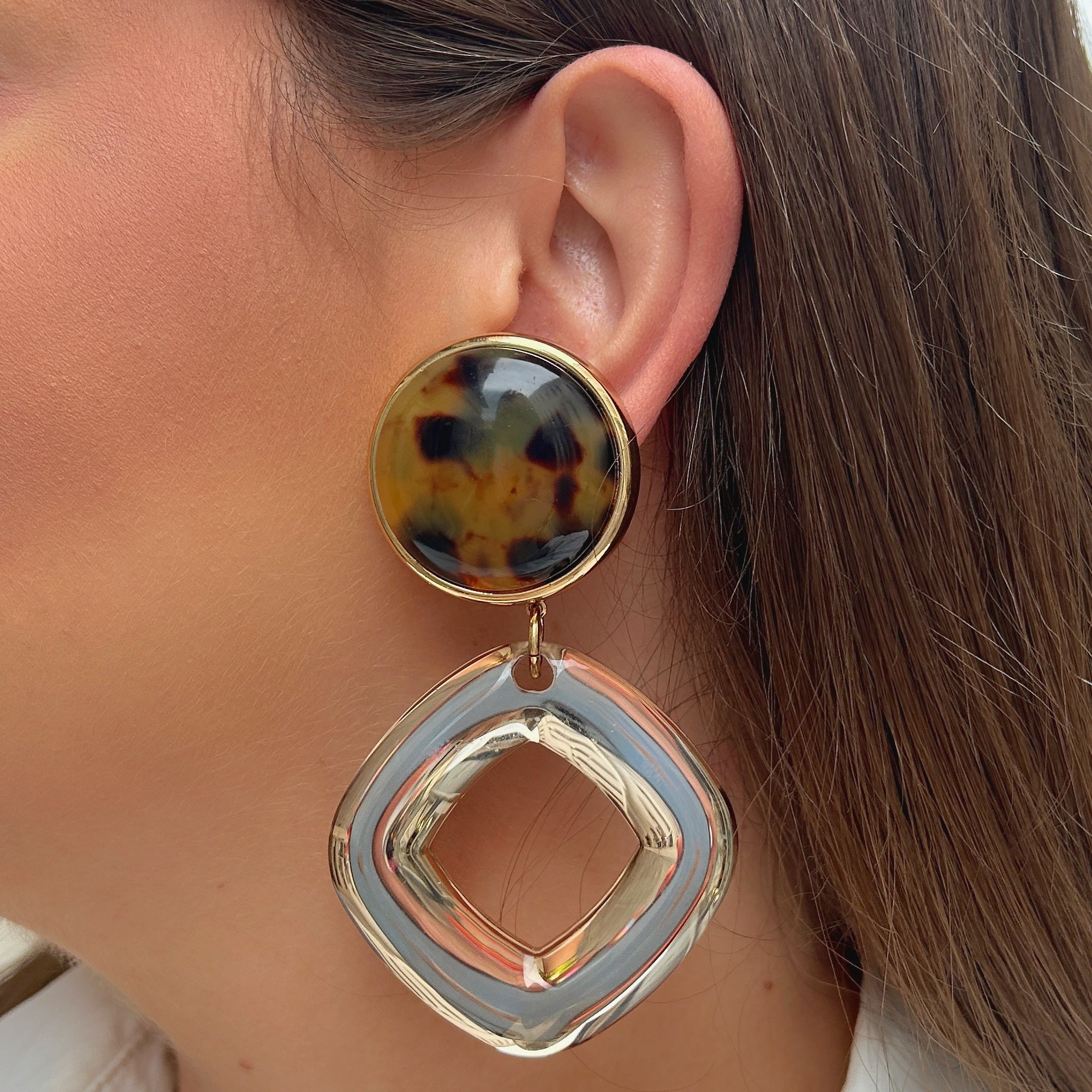 Boucles d'oreilles Asteria Écaille de Tokyo Francine Bramli en résine effet écaille avec grand anneau carré translucide doré