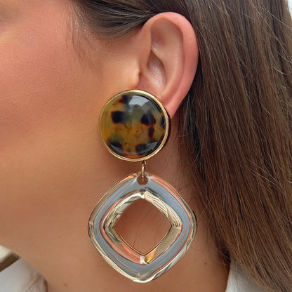 Boucles d'oreilles Asteria Écaille de Tokyo Francine Bramli en résine effet écaille avec grand anneau carré translucide doré