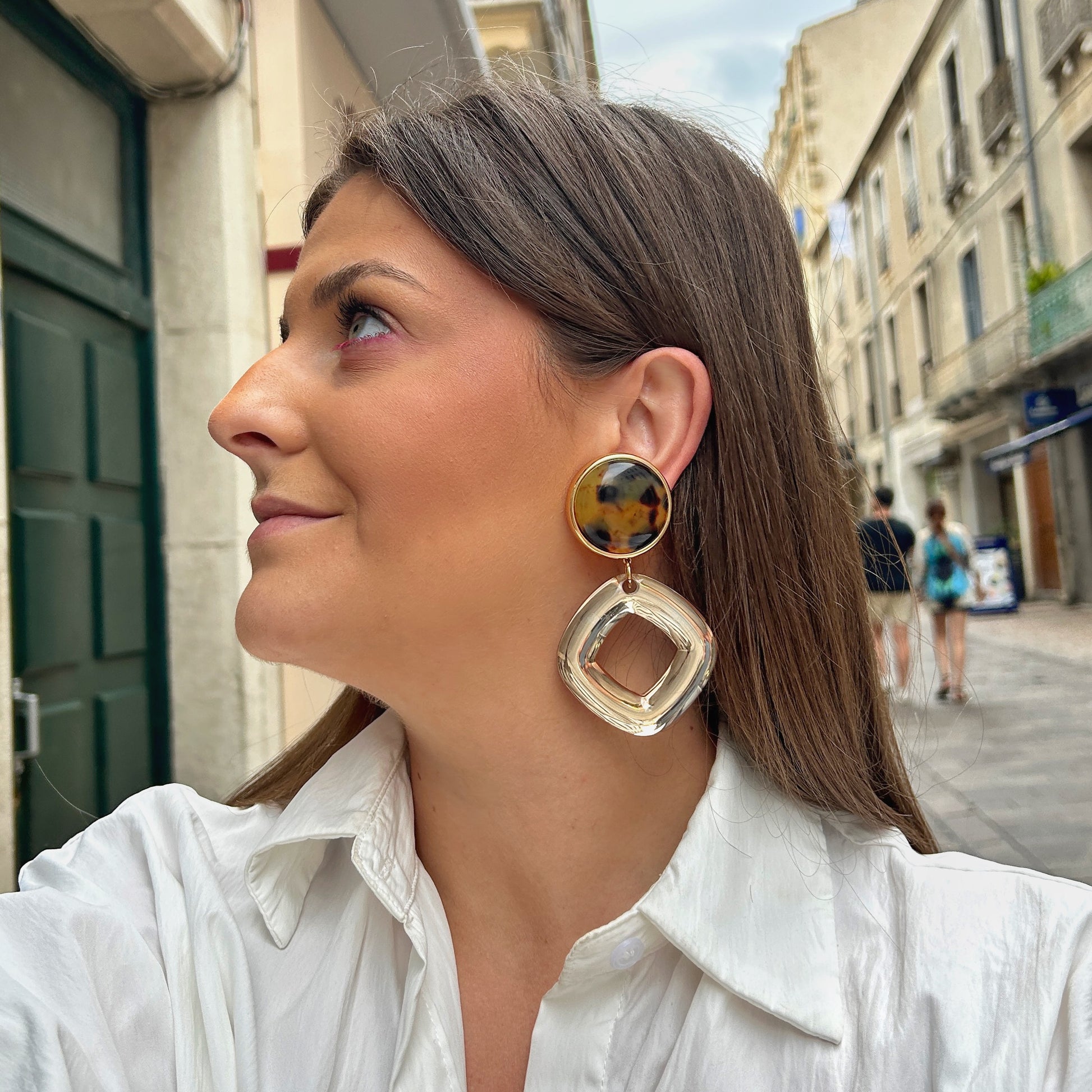 Boucles d'oreilles Asteria Écaille de Tokyo Francine Bramli en résine effet écaille avec grand anneau carré translucide doré