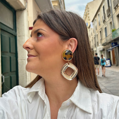Boucles d'oreilles Asteria Écaille de Tokyo Francine Bramli en résine effet écaille avec grand anneau carré translucide doré