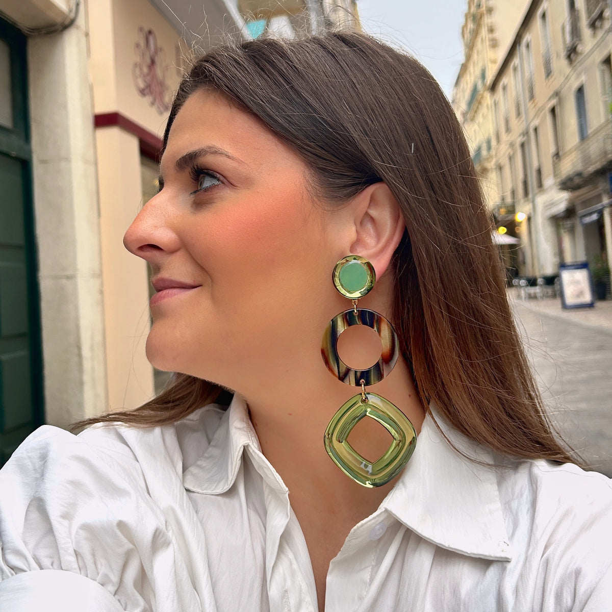 Boucles d’oreilles Asteria Miroir Vert XL Francine Bramli Paris en résine verte translucide et effet écaille