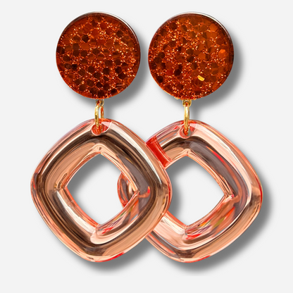 Boucles d'oreilles Asteria Rouge Orange Francine Bramli en résine pailletée orange avec grand anneau carré translucide pêche