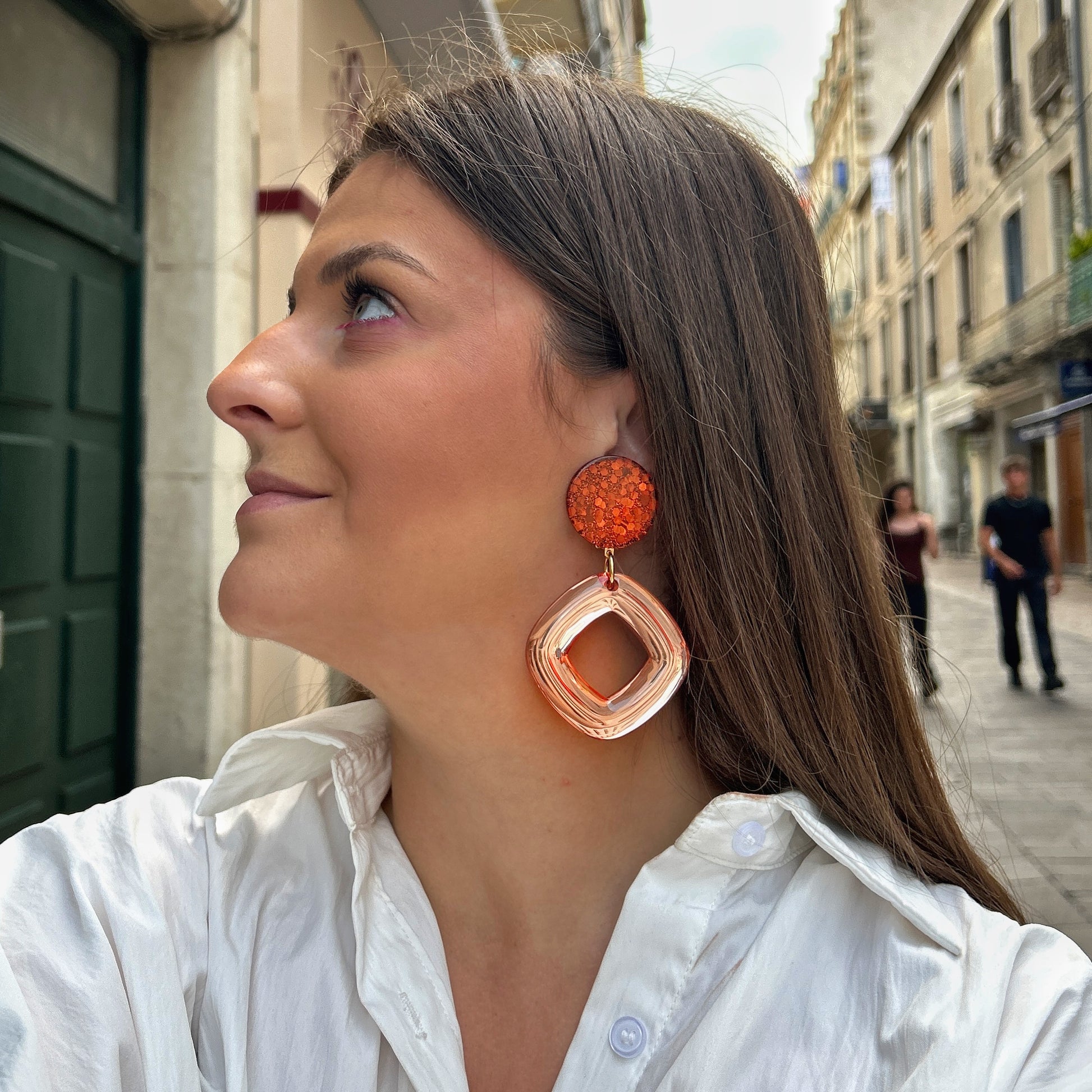 Boucles d'oreilles Asteria Rouge Orange Francine Bramli en résine pailletée orange avec grand anneau carré translucide pêche