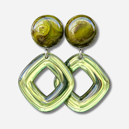 Boucles d’oreilles Asteria Vert à clips Francine Bramli Paris, cabochons ronds marbrés vert olive et grands pendentifs carrés ajourés translucides vert anis, chez Divinity Sète.