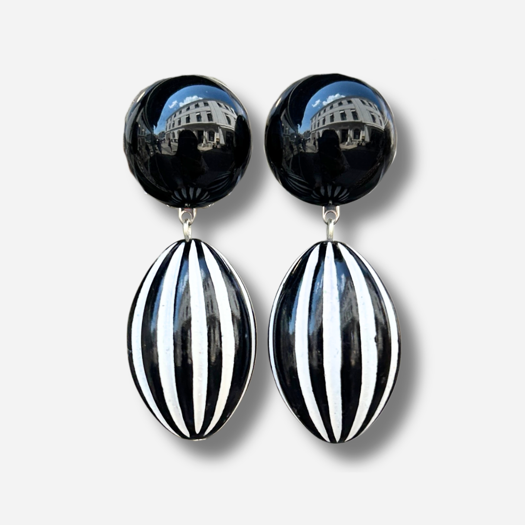 Boucles d’oreilles Axis rayures noir et blanc Francine Bramli Paris
