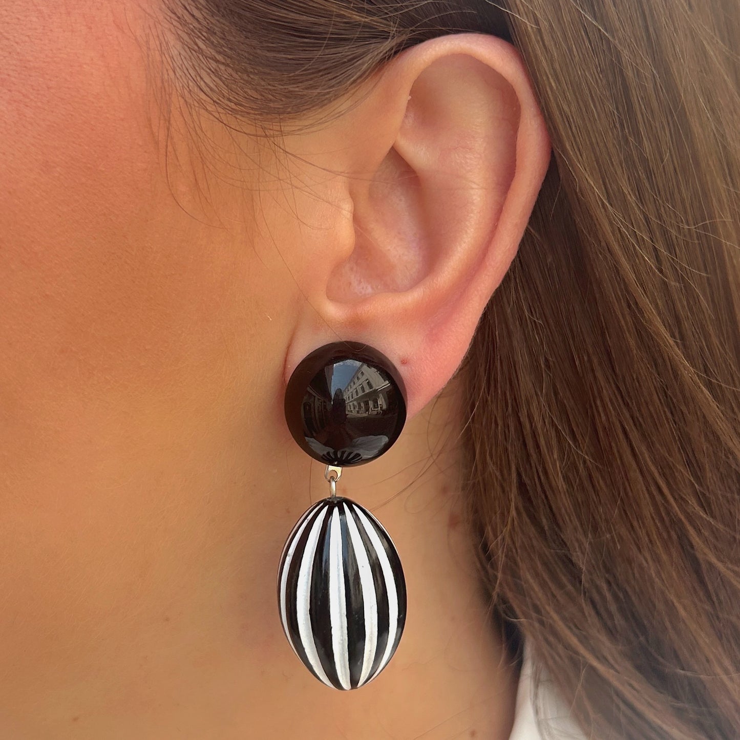 Boucles d’oreilles Axis rayures noir et blanc Francine Bramli Paris
