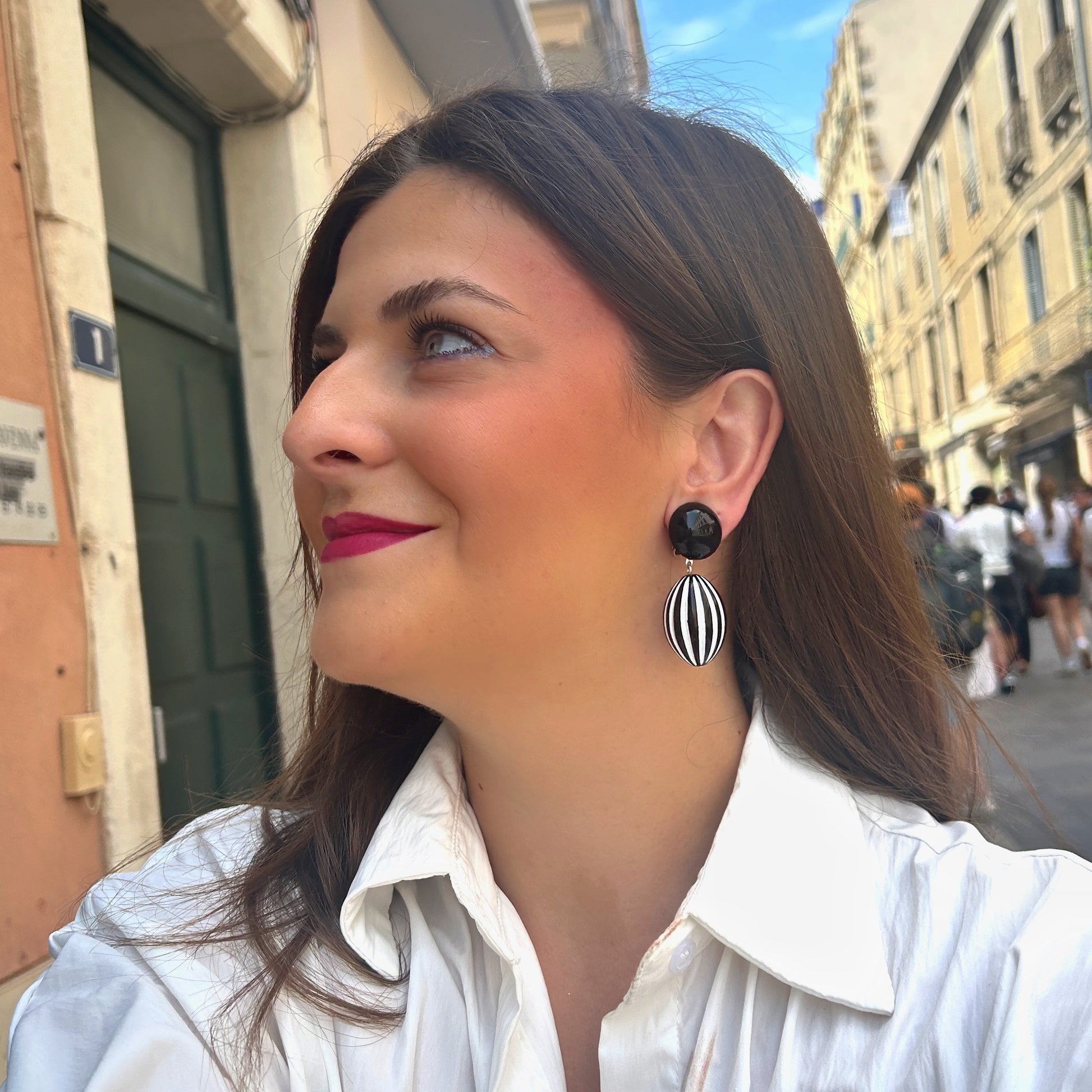 Boucles d’oreilles Axis rayures noir et blanc Francine Bramli Paris
