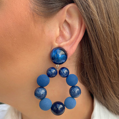 Boucles d’oreilles Bastille bleu marine à perles Francine Bramli Paris
