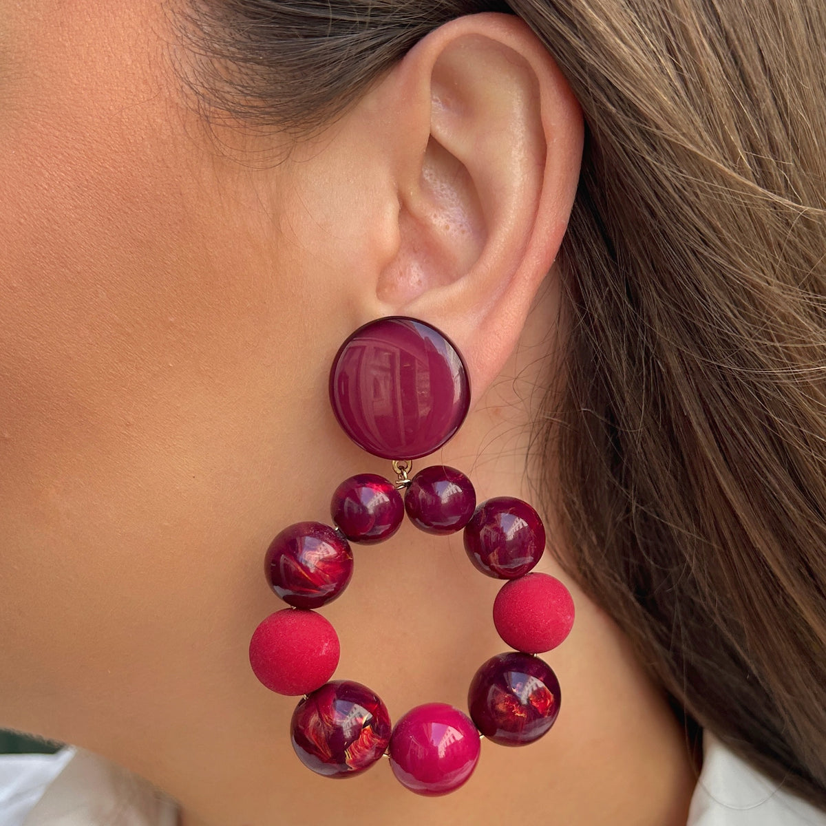 Boucles d’oreilles Bastille Bordeaux à perles rondes Francine Bramli Paris
