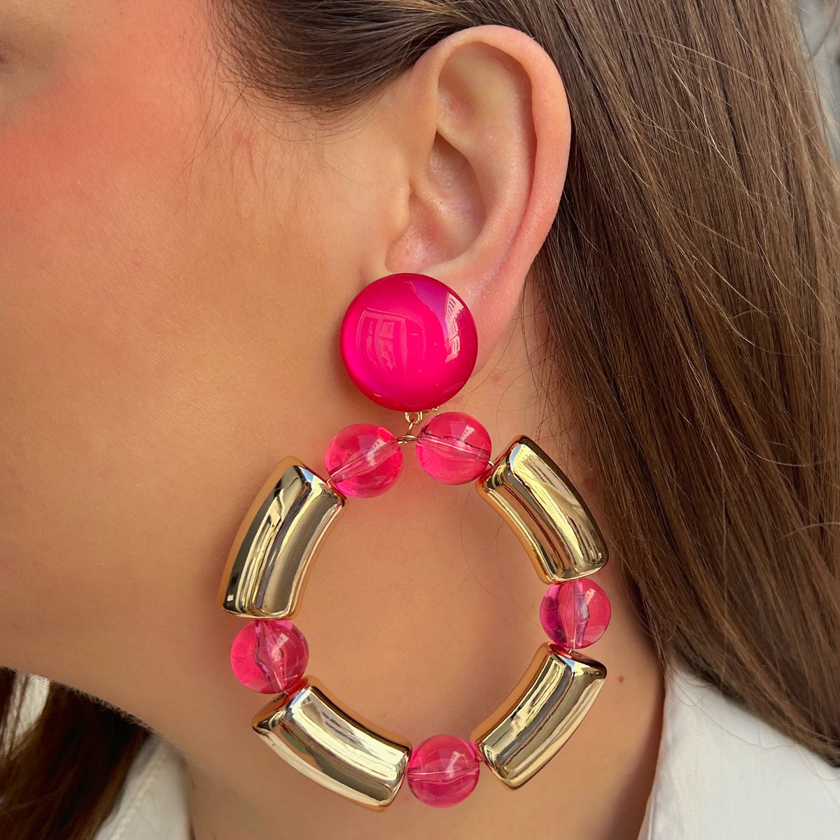 Boucles d'oreilles à clips Bastille Gold Fuchsia XL Francine Bramli Paris, grandes créoles dorées effet miroir avec perles transparentes rose fuchsia et clips ronds fuchsia – Divinity Sète.