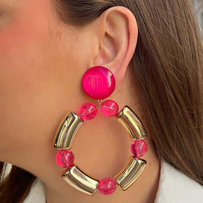 Boucles d'oreilles à clips Bastille Gold Fuchsia XL Francine Bramli Paris, grandes créoles dorées effet miroir avec perles transparentes rose fuchsia et clips ronds fuchsia – Divinity Sète.