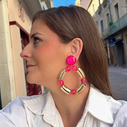 Boucles d'oreilles à clips Bastille Gold Fuchsia XL Francine Bramli Paris, grandes créoles dorées effet miroir avec perles transparentes rose fuchsia et clips ronds fuchsia – Divinity Sète.