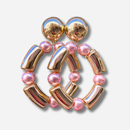 Boucles d’oreilles Bastille Gold Rose XL Francine Bramli Paris, grandes créoles dorées effet miroir avec perles rose nacré, à clips – Divinity Sète.
