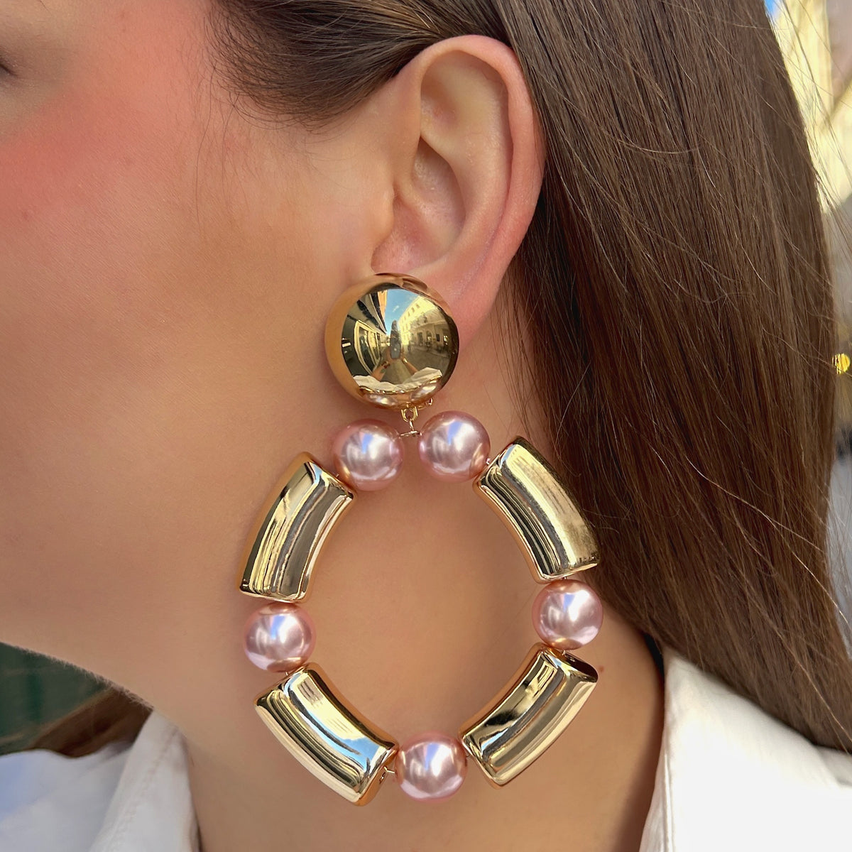 Boucles d’oreilles Bastille Gold Rose XL Francine Bramli Paris, grandes créoles dorées effet miroir avec perles rose nacré, à clips – Divinity Sète.