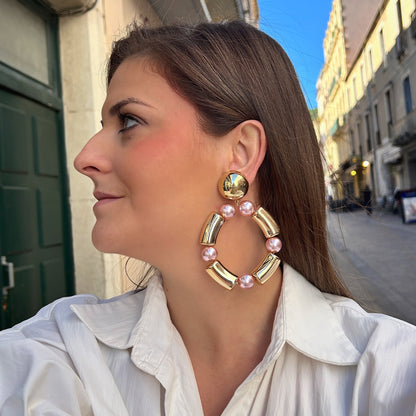 Boucles d’oreilles Bastille Gold Rose XL Francine Bramli Paris, grandes créoles dorées effet miroir avec perles rose nacré, à clips – Divinity Sète.