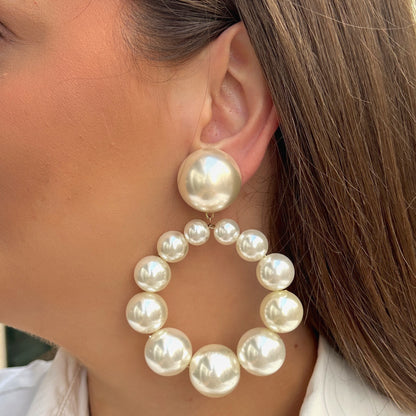 Boucles d’oreilles Bastille Perles XL blanches nacrées Francine Bramli Paris
