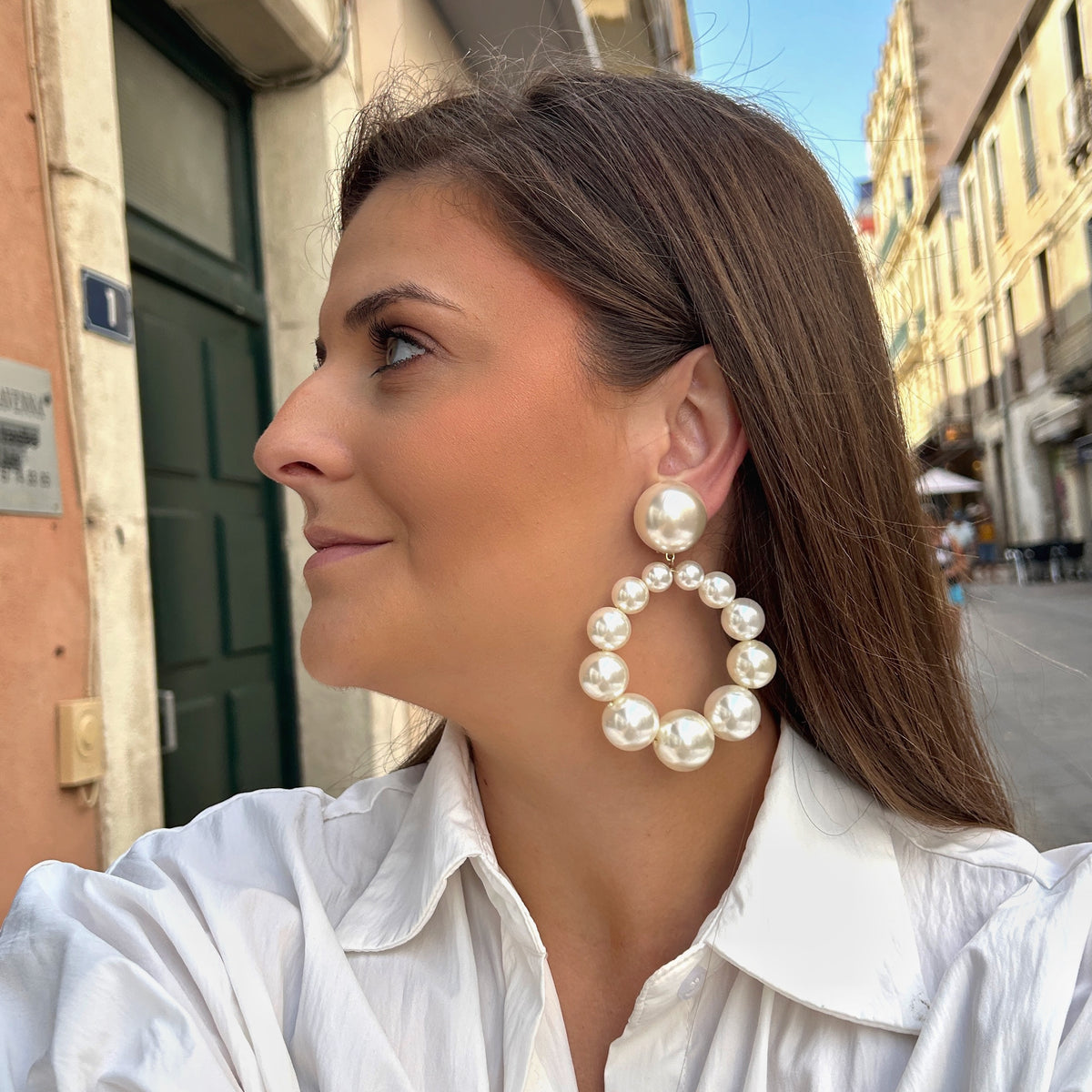 Boucles d’oreilles Bastille Perles XL blanches nacrées Francine Bramli Paris
