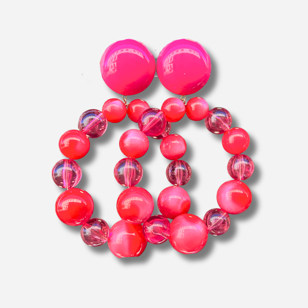 Boucles d'oreilles à clips Bastille Rose Francine Bramli Paris, composées d'un bouton rond fuchsia et d'un grand anneau de perles roses opaques, nacrées et transparentes – Divinity Sète.