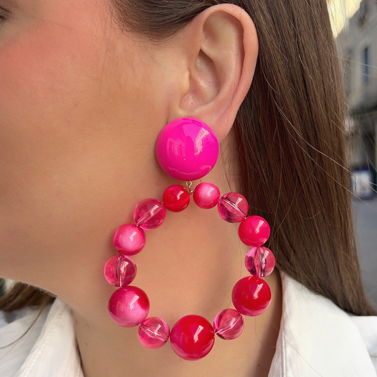 Boucles d'oreilles à clips Bastille Rose Francine Bramli Paris, composées d'un bouton rond fuchsia et d'un grand anneau de perles roses opaques, nacrées et transparentes – Divinity Sète.