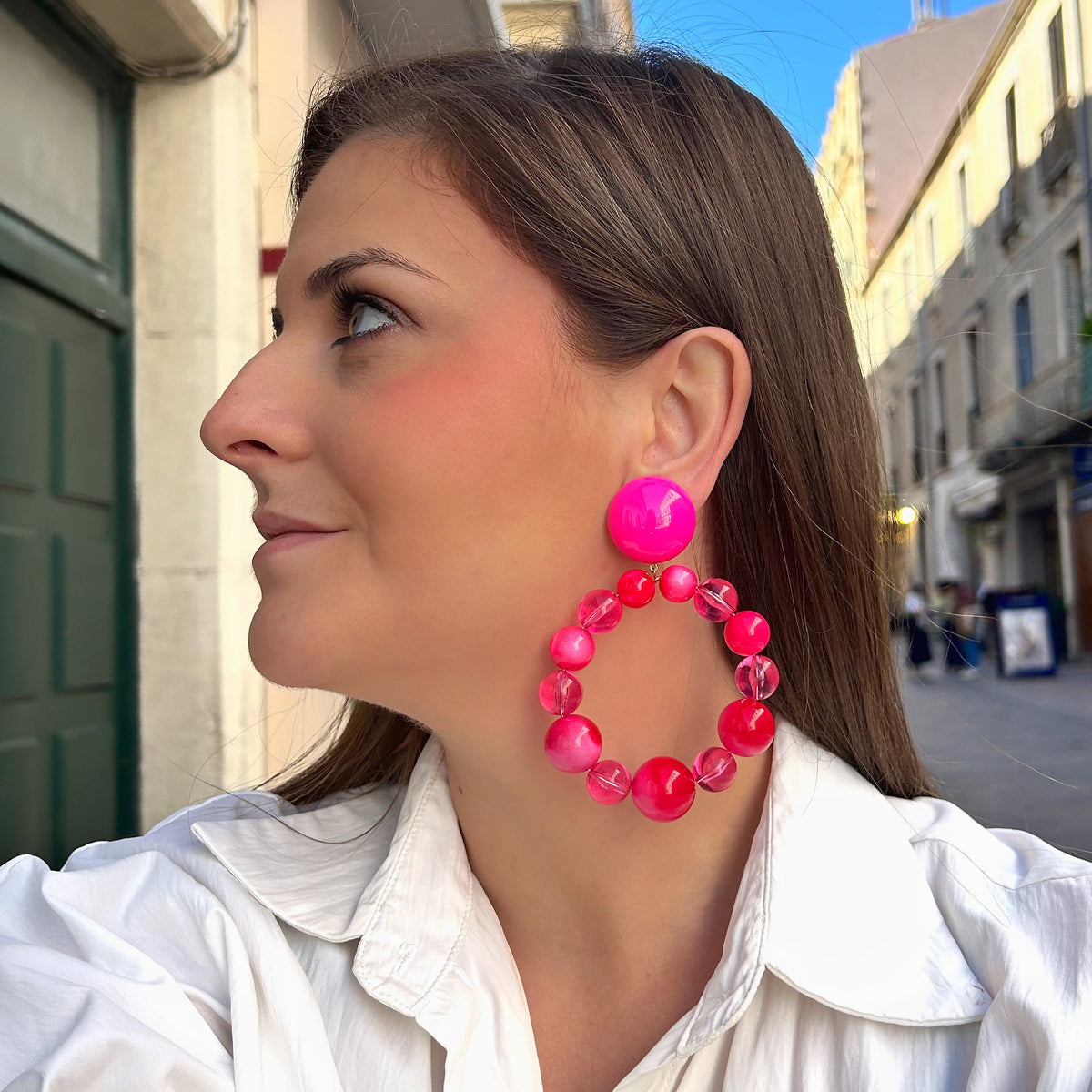 Boucles d'oreilles à clips Bastille Rose Francine Bramli Paris, composées d'un bouton rond fuchsia et d'un grand anneau de perles roses opaques, nacrées et transparentes – Divinity Sète.