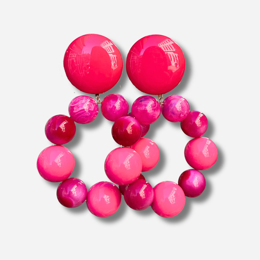 Boucles d'oreilles à clips Bastille Rose XL Francine Bramli Paris, composées d'un large bouton rond fuchsia et d'un grand anneau de perles en résine rose bonbon, framboise et fuchsia aux effets nacrés et marbrés – Divinity Sète.