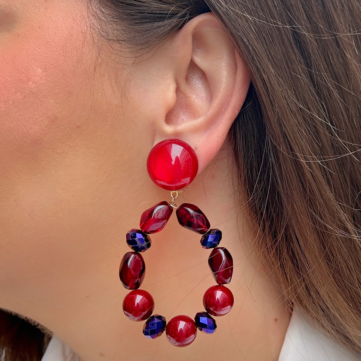 Boucles d’oreilles Bastille Rouge Violet Francine Bramli Paris ornées de perles rouges et violettes