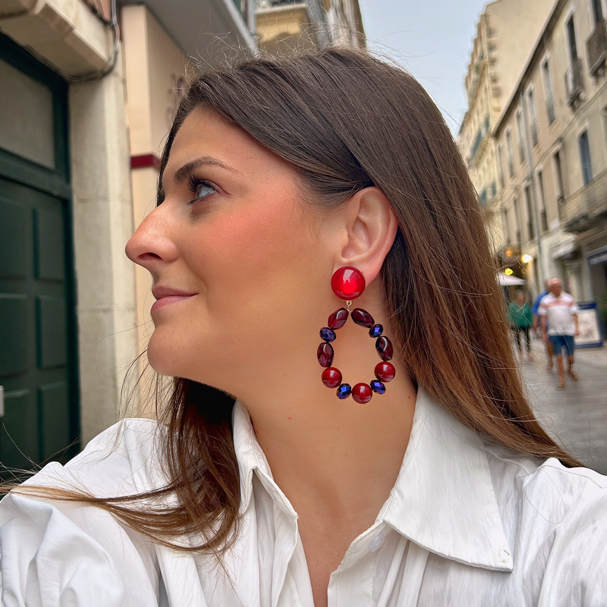 Boucles d’oreilles Bastille Rouge Violet Francine Bramli Paris ornées de perles rouges et violettes