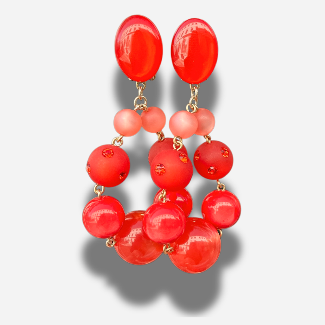 Boucles Sarah Rouge Francine Bramli Paris en résine rouge et corail portées sur oreille