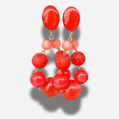 Boucles Sarah Rouge Francine Bramli Paris en résine rouge et corail portées sur oreille