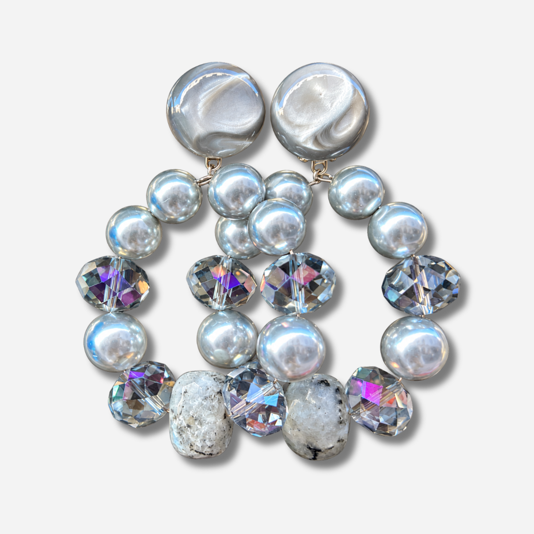 Boucles d’oreilles Bastille Silver à clips Francine Bramli Paris, grands anneaux composés de perles argentées, cristaux facettés irisés et perles minérales grises, disponibles chez Divinity Sète.