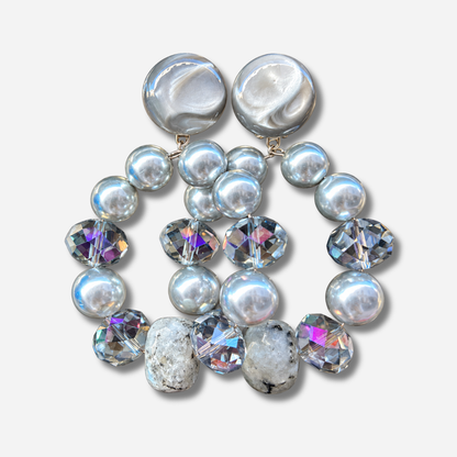 Boucles d’oreilles Bastille Silver à clips Francine Bramli Paris, grands anneaux composés de perles argentées, cristaux facettés irisés et perles minérales grises, disponibles chez Divinity Sète.