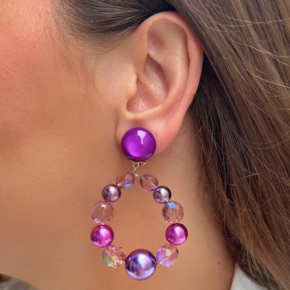 Boucles d’oreilles Bastille Violet Francine Bramli Paris avec perles violettes roses et irisées