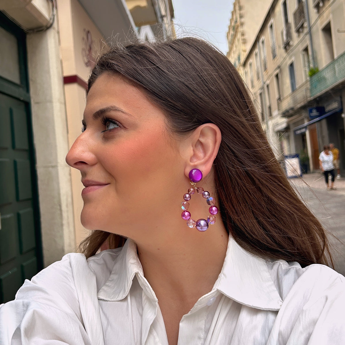 Boucles d’oreilles Bastille Violet Francine Bramli Paris avec perles violettes roses et irisées