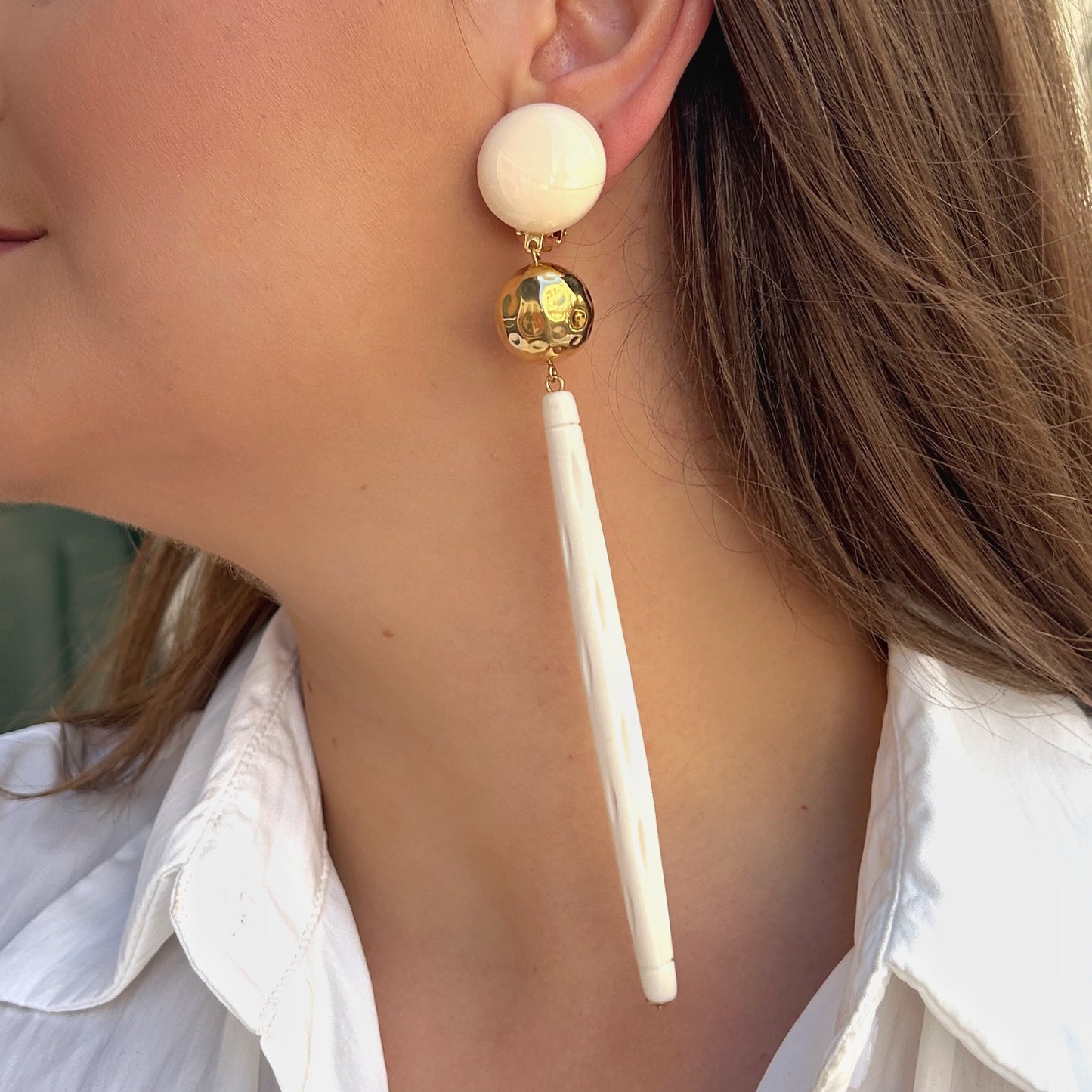 Boucles baton beige boule dore Francine Bramli Paris 