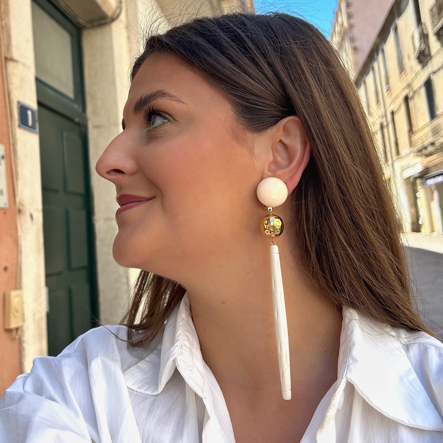 Boucles baton beige boule dore Francine Bramli Paris 