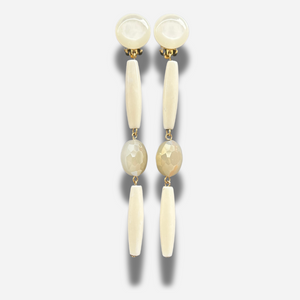 Boucles Bâton Écru Francine Bramli Paris longues nacrées portées