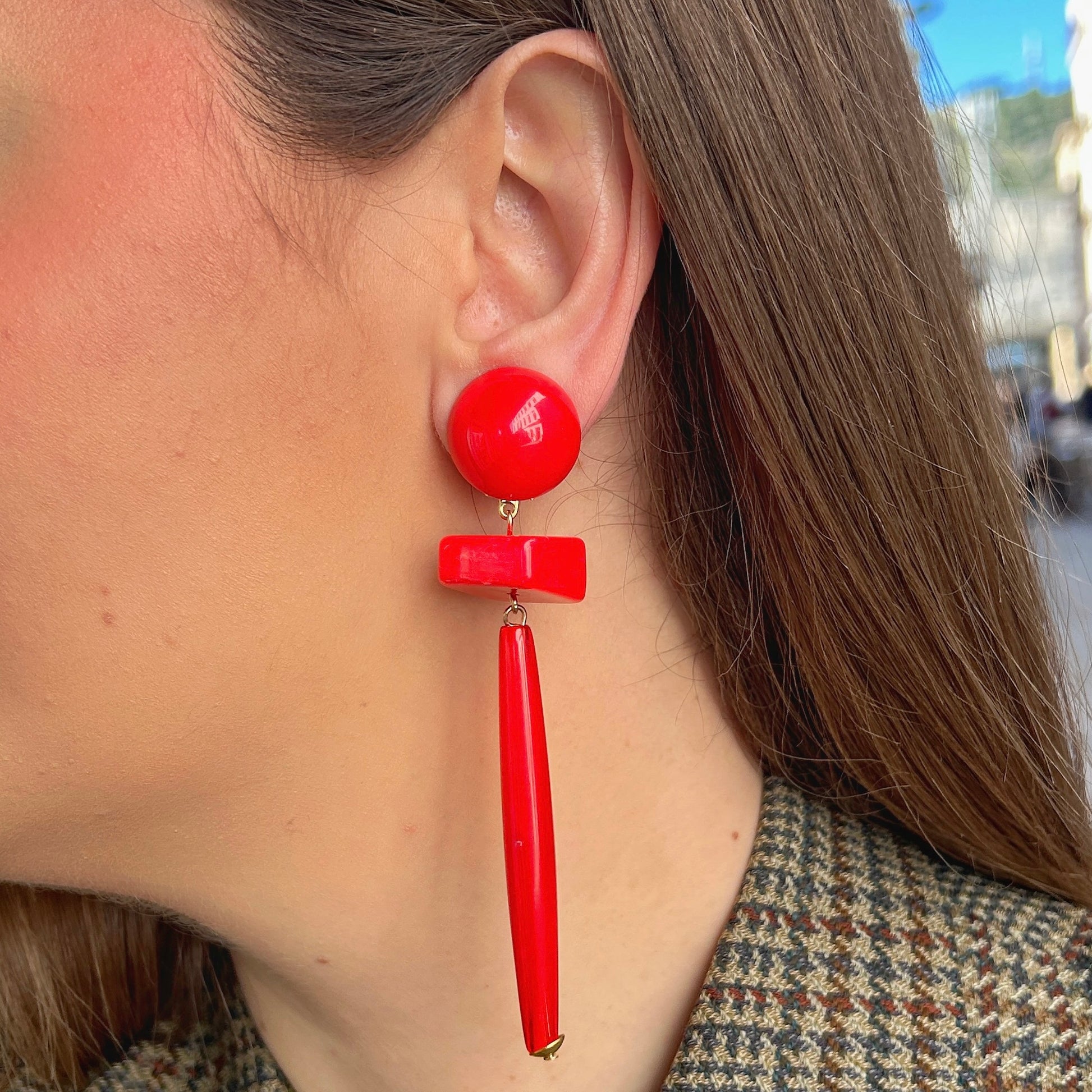 Boucles Bâton rouge Francine Bramli Paris détail résine brillante