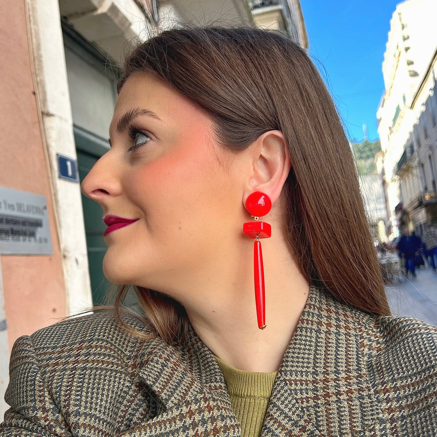 Boucles pendantes rouges longues design graphique Francine Bramli