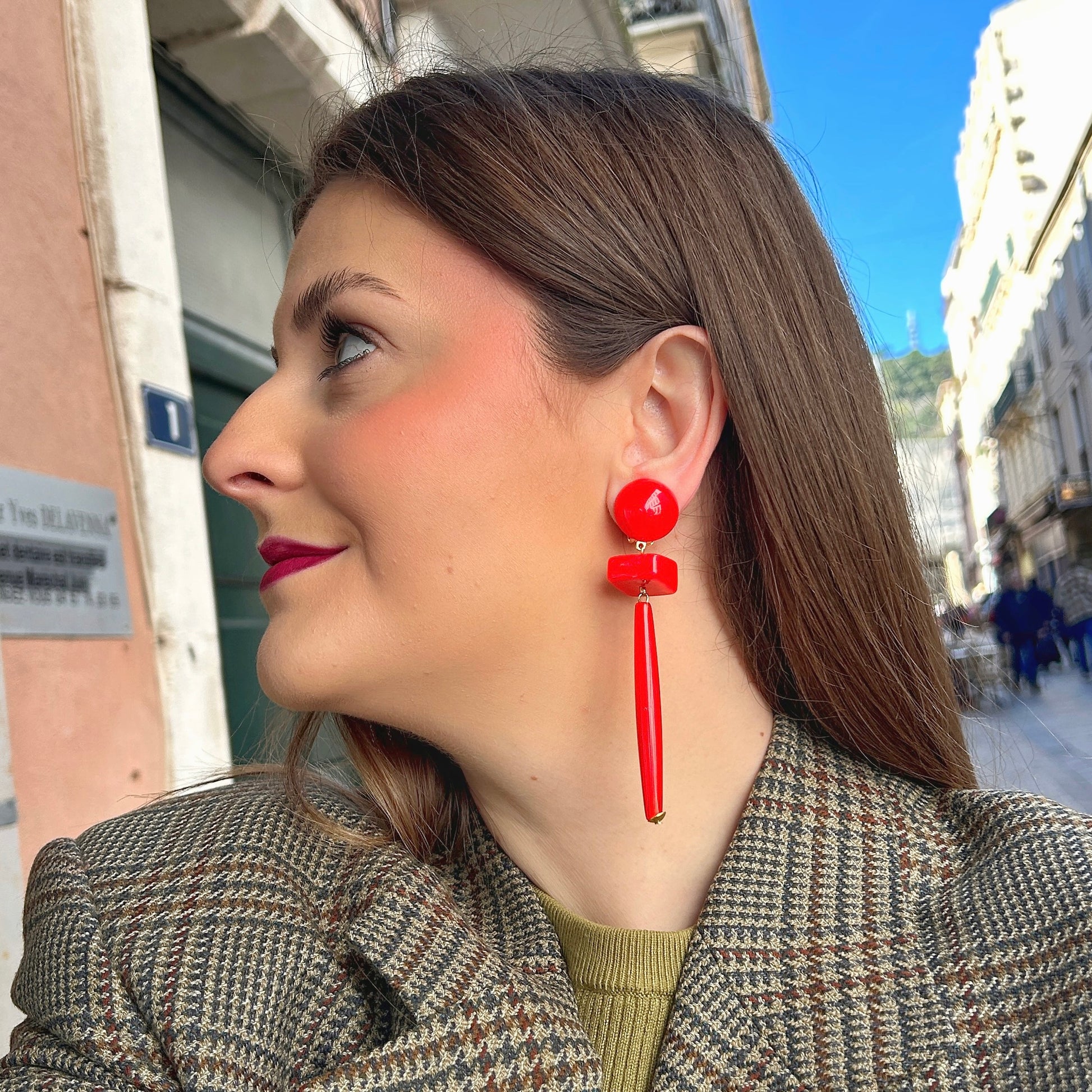 Boucles pendantes rouges longues design graphique Francine Bramli