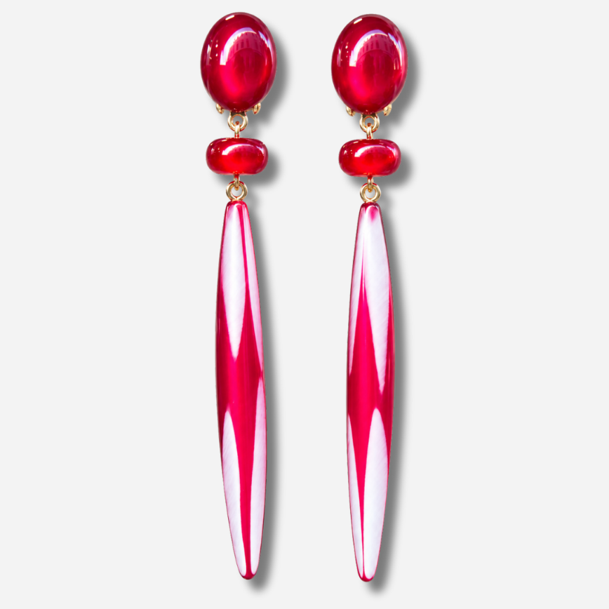 Boucles d’oreilles Bâton Rubis à clips Francine Bramli Paris, cabochons ovales rouges et longs pendentifs fuselés translucides.