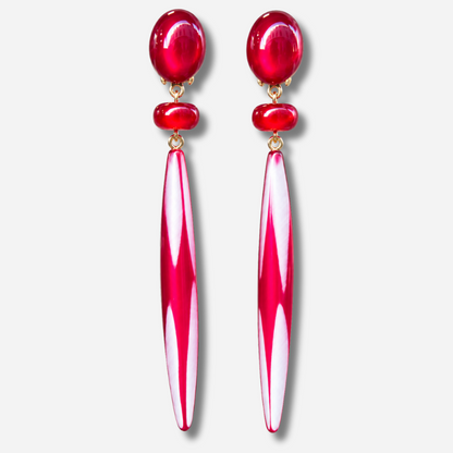 Boucles d’oreilles Bâton Rubis à clips Francine Bramli Paris, cabochons ovales rouges et longs pendentifs fuselés translucides.