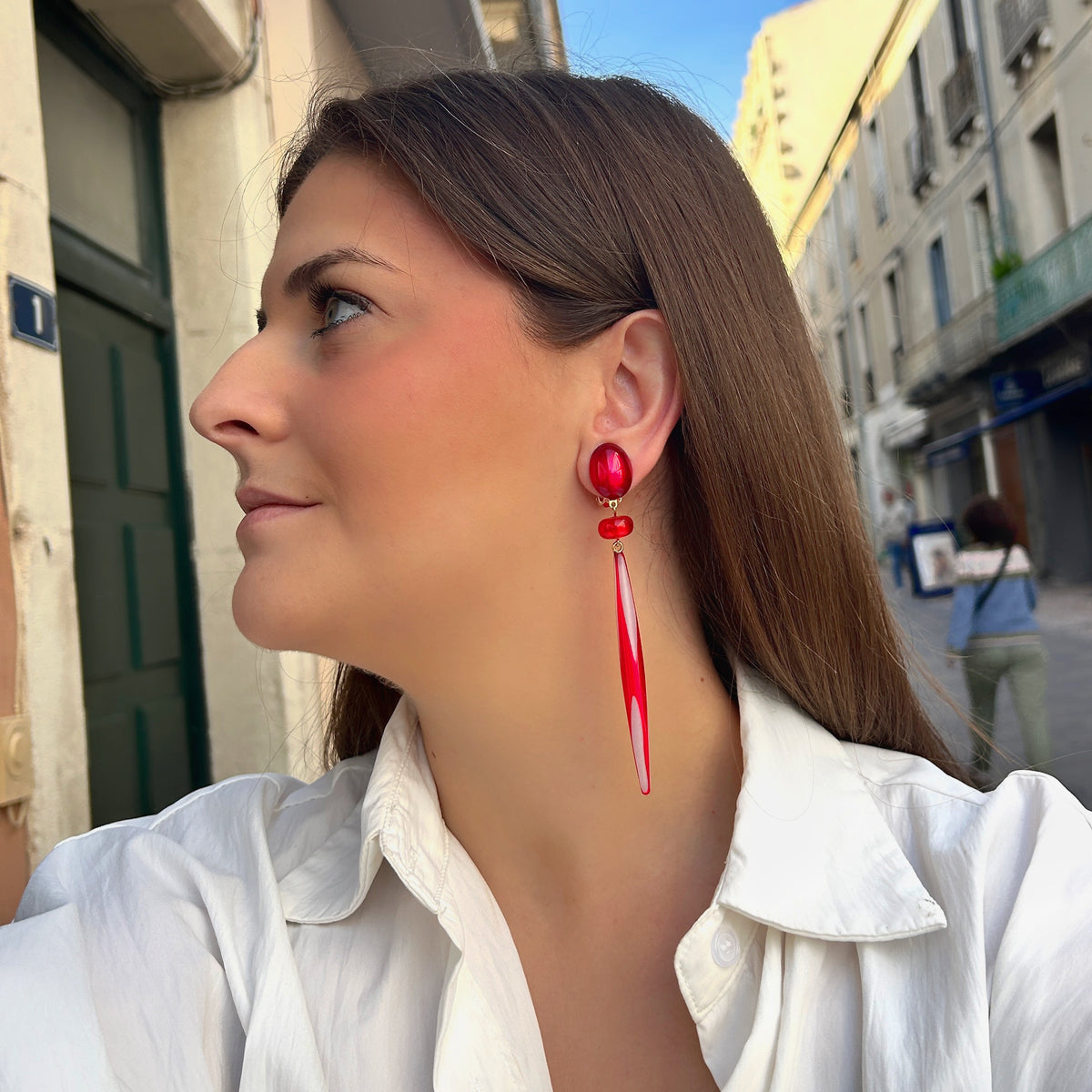 Boucles d’oreilles Bâton Rubis à clips Francine Bramli Paris, cabochons ovales rouges et longs pendentifs fuselés translucides.