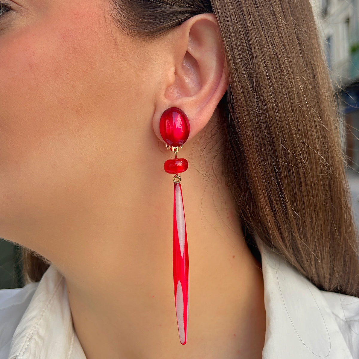 Boucles d’oreilles Bâton Rubis à clips Francine Bramli Paris, cabochons ovales rouges et longs pendentifs fuselés translucides.