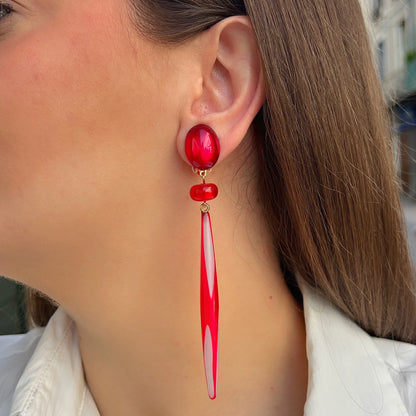 Boucles d’oreilles Bâton Rubis à clips Francine Bramli Paris, cabochons ovales rouges et longs pendentifs fuselés translucides.
