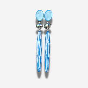 Boucles Bâton XL bleu ciel Francine Bramli Paris longues pendantes bleues