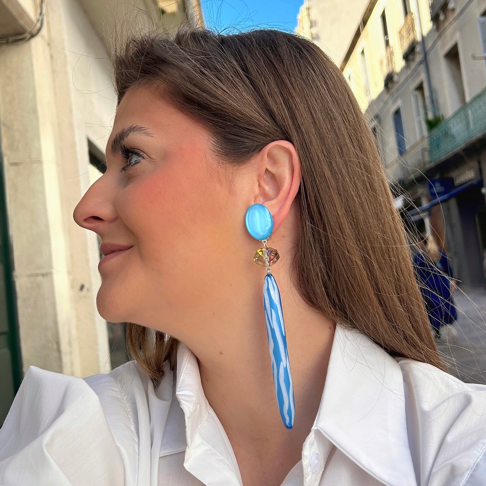 Boucles Bâton XL bleu ciel portées Francine Bramli Paris
